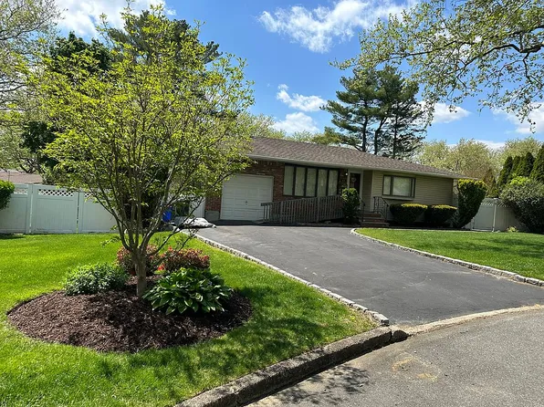 11 Saddle Ln, Huntington Station, NY 11746