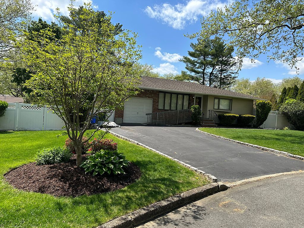 11 Saddle Ln - Property Image