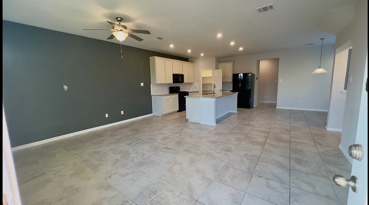 Building Photo - 5811 Pleasanton Pkwy