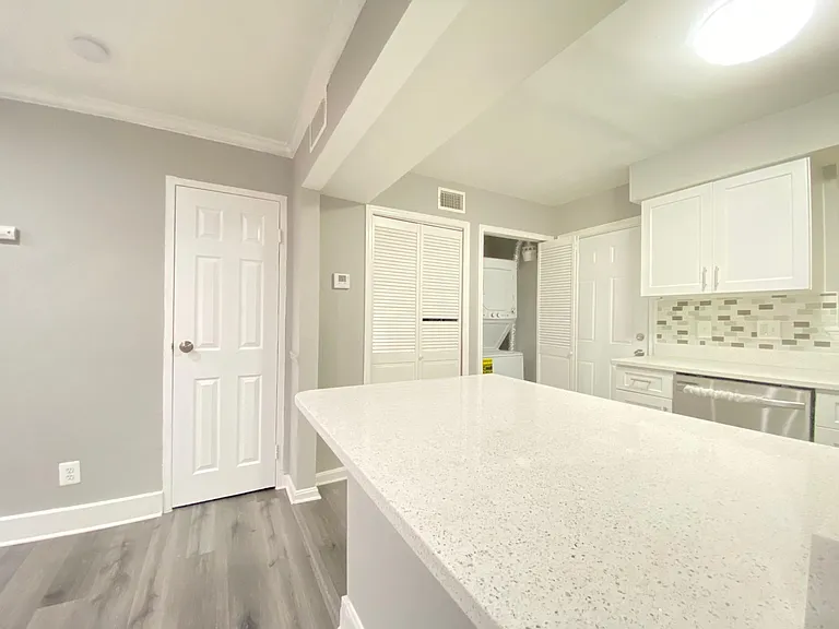 2301 Houston St — Photo 2