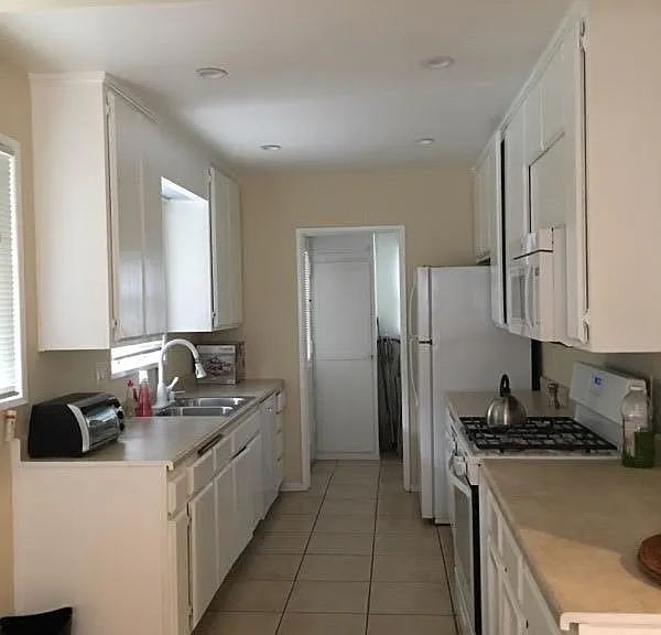 20244 Hartland St — Photo 11