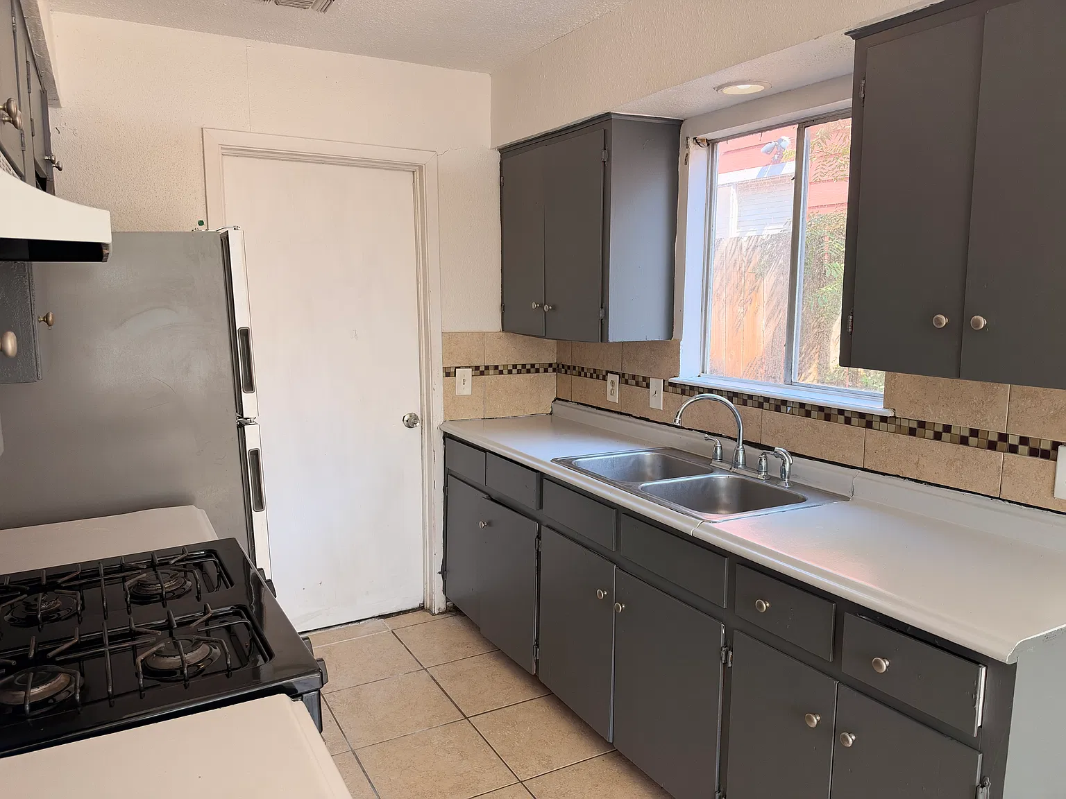 3 bed, 1.5 bath, 1100 sqft, $1,425 — Photo 3