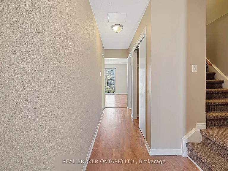 18 Julie Dr — Photo 4