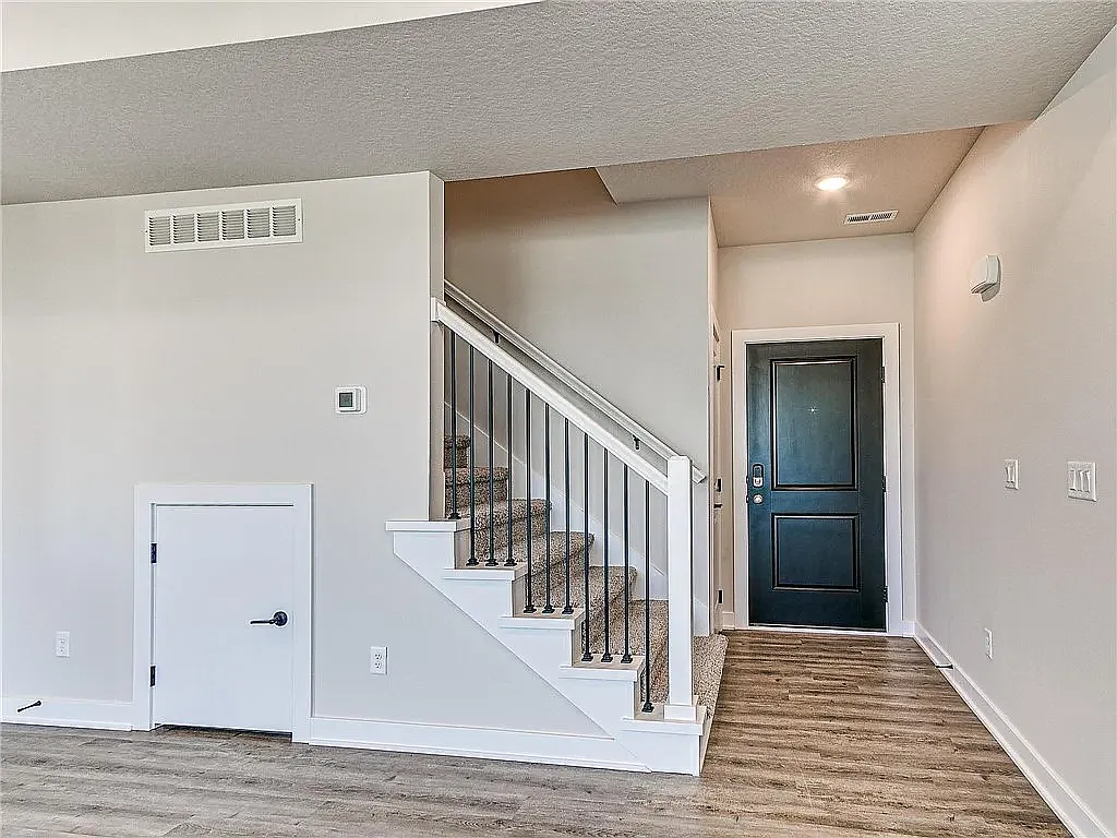 3 bed, 2.5 bath, 1565 sqft, $1,900 — Photo 2
