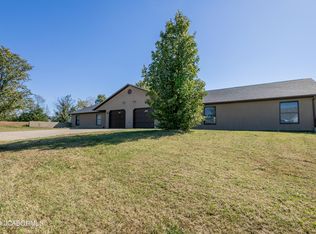 1821 Pinnacle Point Dr, Holts Summit, MO 65043