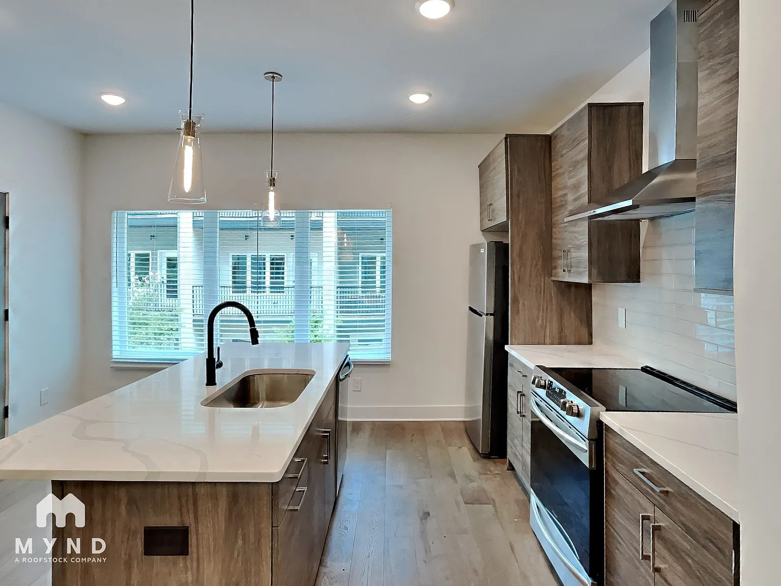 3 bed, 4.0 bath, 2100 sqft, $3,199 — Photo 4