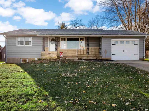 1203 E 2nd St, Anamosa, IA 52205