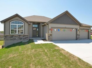 13412 Redwood Ln, Smithville, MO 64089
