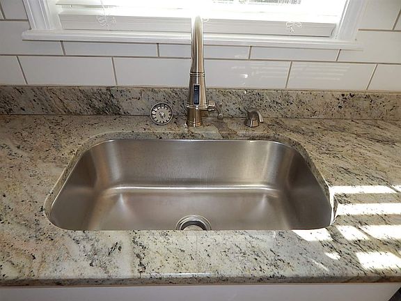 5th image of 7105 Manderlay Dr
