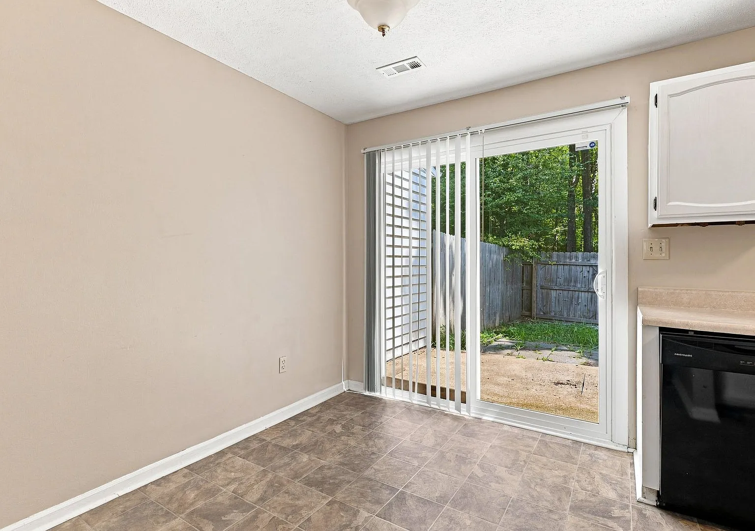 3 bed, 1.5 bath, 1152 sqft, $1,495 — Photo 2