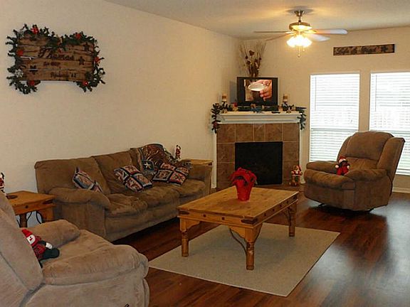 OWNER RECENTLY INSTALLED BEAUTIFUL LAMINATE FLOORS