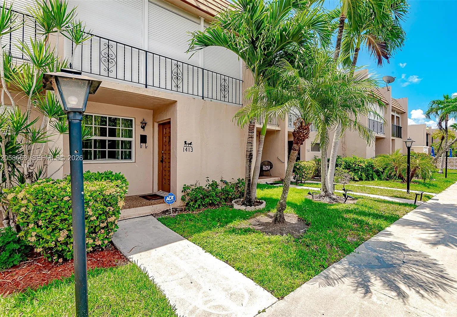 Townhouse Villas Condo — Photo 1