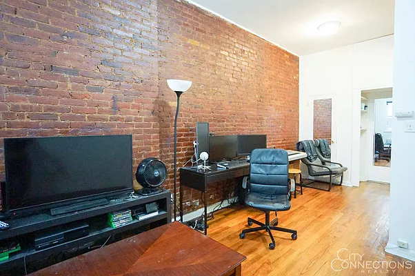 Rented by City Connections Realty | media 15