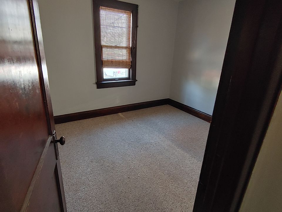 Master bedroom (has been recarpeted since this photo)