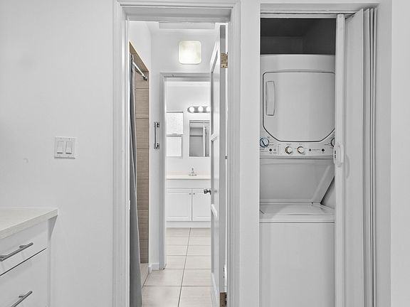 4th image of 981 E Parocela Pl APT 4