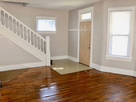 Living Room/Front Entry