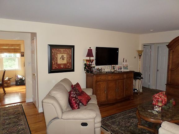 5th image of 301 Pitney Pl #301