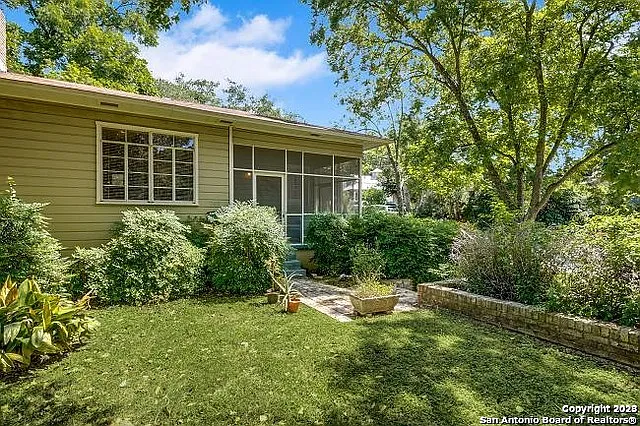2 bed, 2.0 bath, 2054 sqft, $2,350 — Photo 1