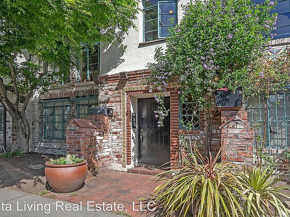 3rd image of 1106 NE 42nd St APT 12