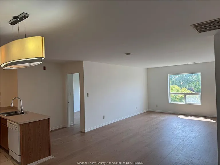 5000 Wyandotte St E #304 — Photo 9