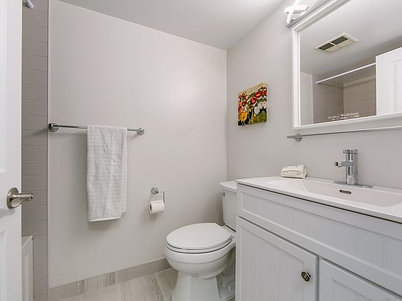 5th image of 942 Yonge St Unit 804