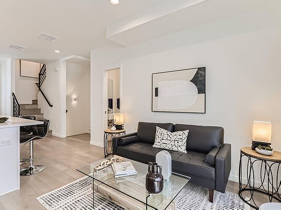 4th image of 1920 Hooker St Unit 2