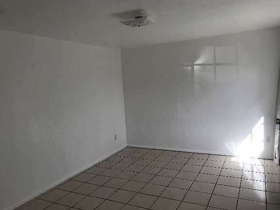 3rd image of 922 1/2 S Farmer Ave