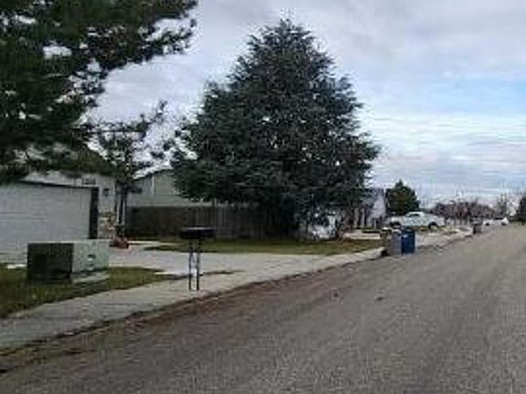 Exterior Neighborhood (street photo)