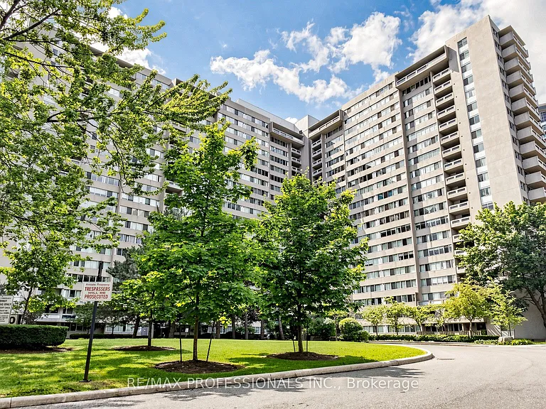 3590 Kaneff Cres #313 — Photo 3