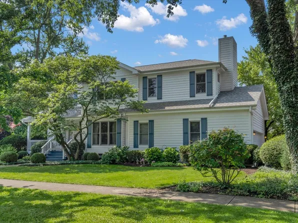 919 Roslyn Rd, Glen Ellyn, IL 60137