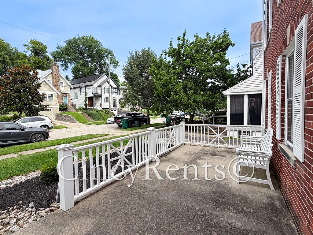 Beautiful 2 bedroom 1 bathroom Apartment Home -3434 Ault View Ave - Updated Kit and Bath- Hw Floo... — Photo 2