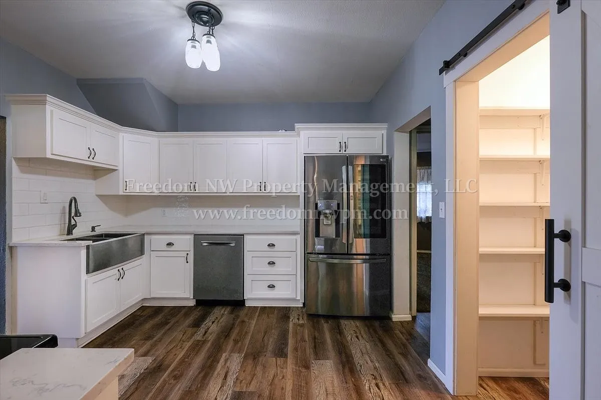 3 bed, 1842 sqft, $3,000 — Photo 2