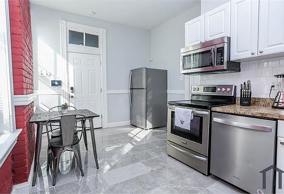 3rd image of 2825 Winnebago St #B