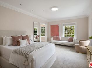 385 Copa De Oro Rd, Los Angeles, CA 90077