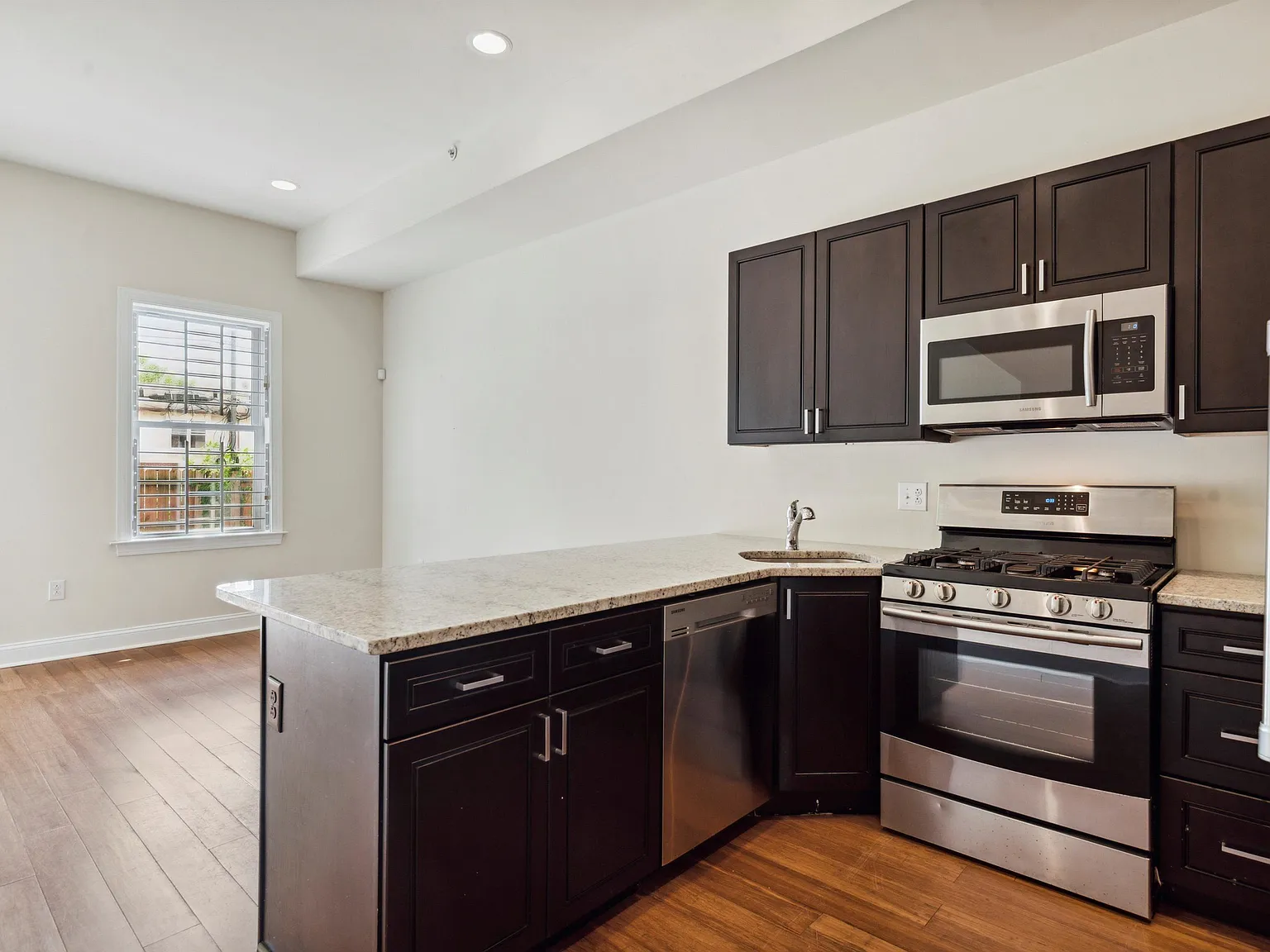 1714 Fontain St — Photo 4