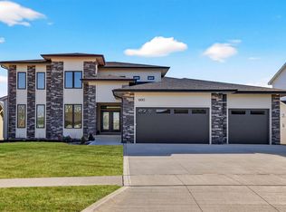 16130 Sharon Ct, Urbandale, IA 50323