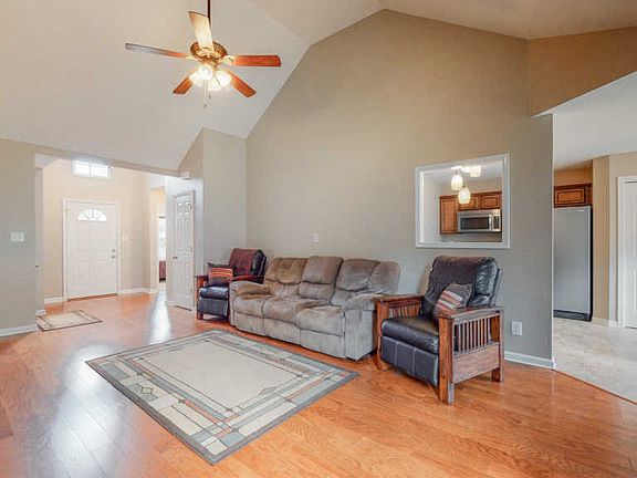 4th image of 583 Cedar Valley Dr