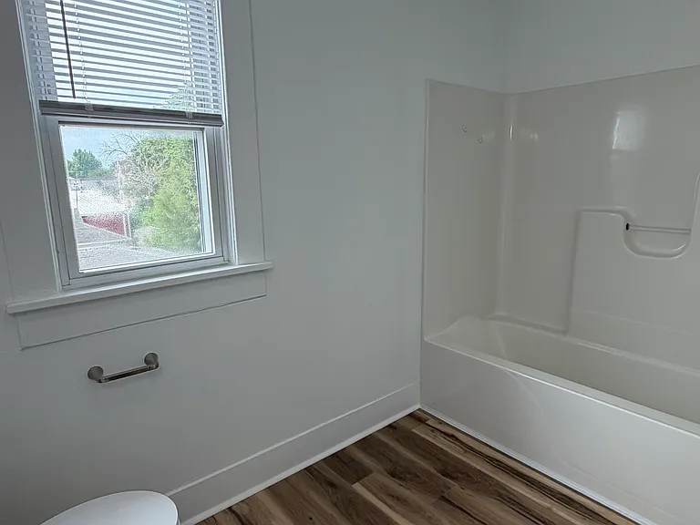 119-123 W Washington St — Photo 10