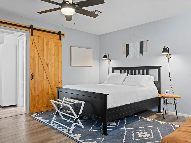 Bedroom with queen sized bed