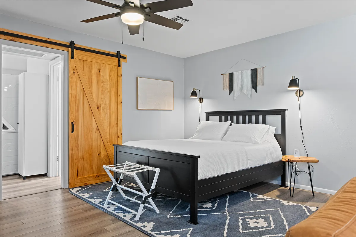 Photo 2 of 14 - 623 W 11th St #2 - Tempe, AZ Bedroom with queen sized bed - 623 W 11th St #2