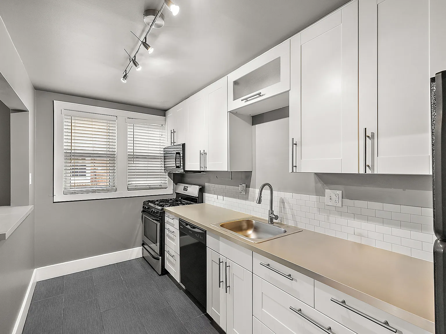 2 bed, 1000 sqft, $1,750 — Photo 2