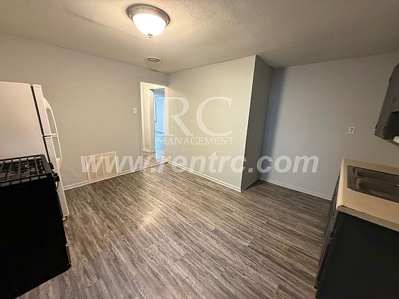 3rd image of 901 Jewell St