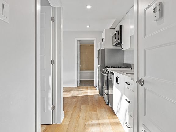 4th image of 689 Churchill Ave N #204