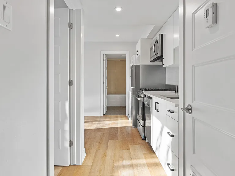 689 Churchill Ave N #204 — Photo 4