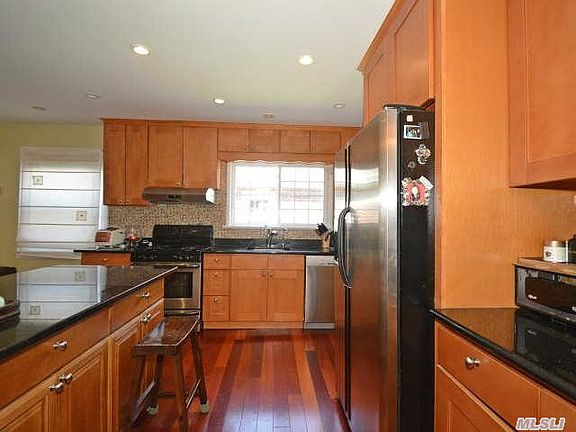 4th image of 90 Linden St