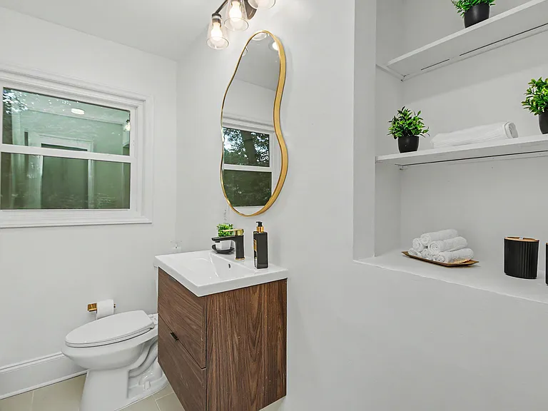 2200 Eastway Dr — Photo 17