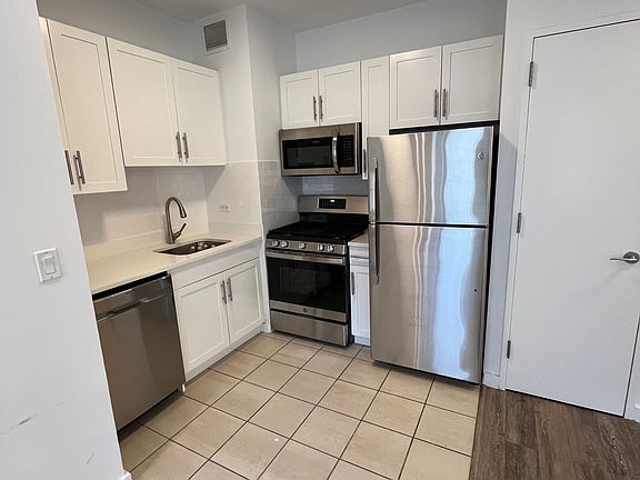 3rd image of 556 3rd Ave APT 302