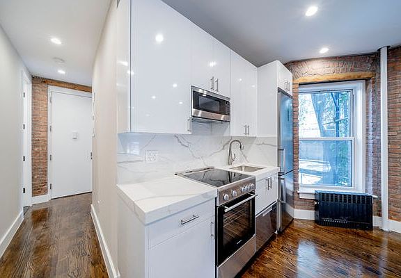 2nd image of 8 Van Dam St #1D