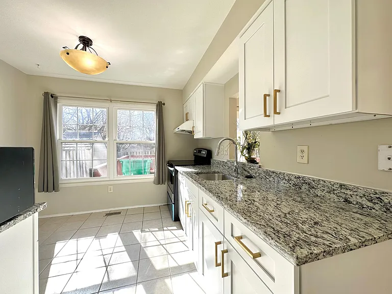 402 Carousel Ct — Photo 10