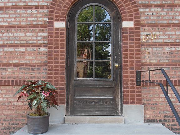 2nd image of 1711 W Beverly Glen Pkwy #1